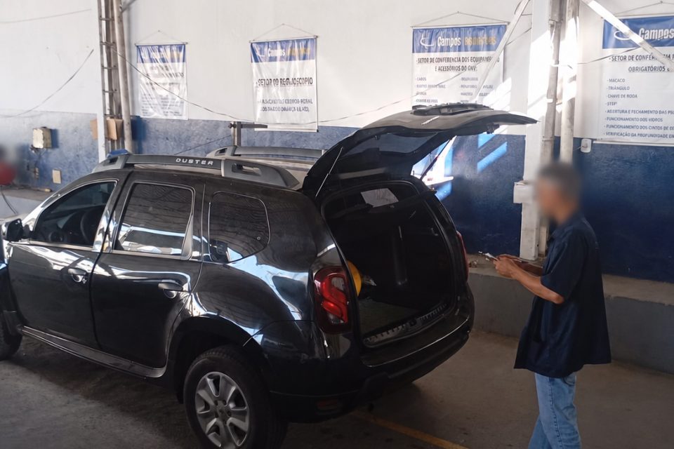 Técnico conferindo dados de um veículo com GNV