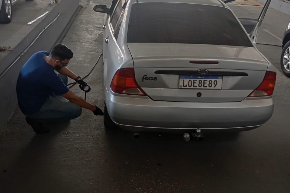 Técnico verificando um pneu durante a inspeção