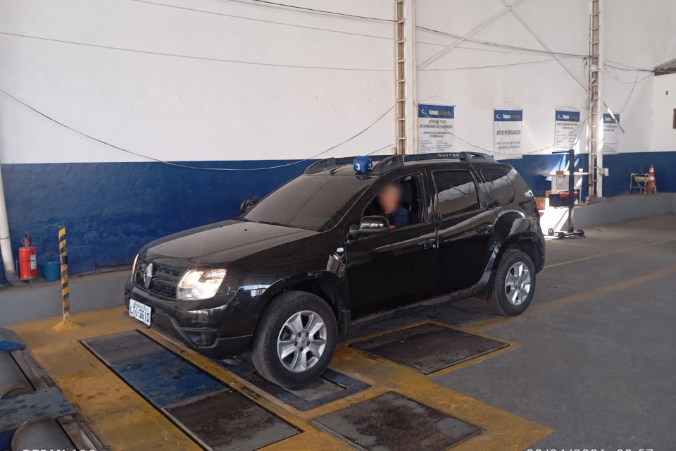 Veículo posicionado na linha de testes da Campos Inspeções